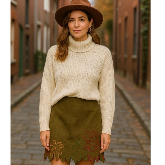 Muse Skirt Womens SZ 2 Green Embellished Embroidered Leaves Cut out Faux Suede - Picture 1 of 9